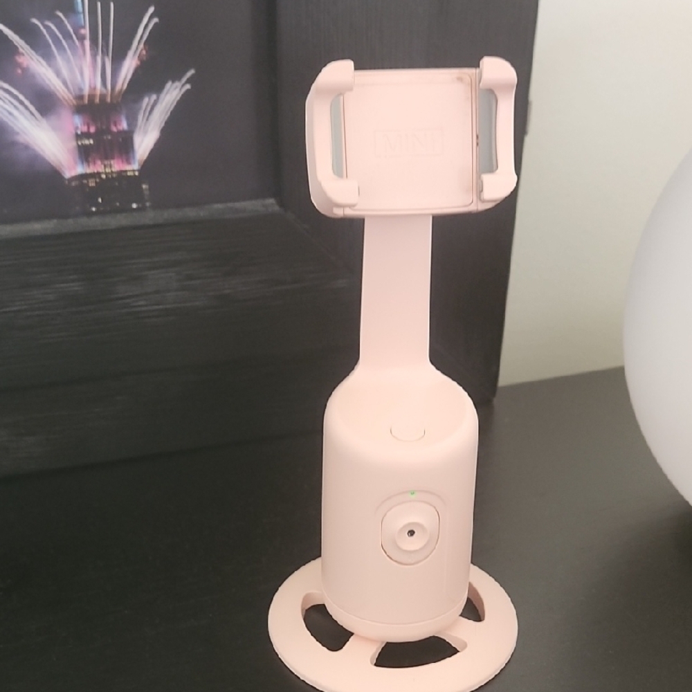 "Smart Auto Tracking Phone Holder – Works Great, No Charging Cable
